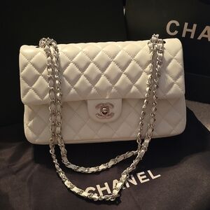 CHANEL White Quilted Shoulder Bag with Silver Chain